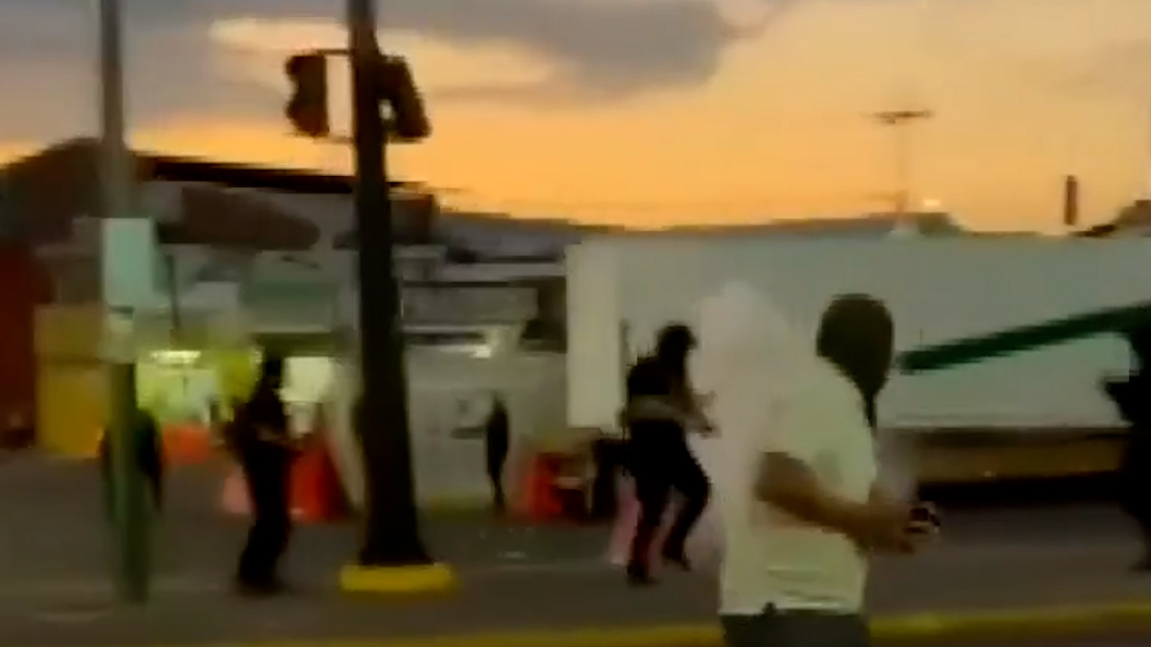 Liberan a 8 normalistas detenidos por disturbios en Michoacán, 4 permanecen detenidos