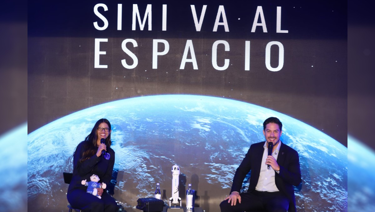 Víctor González Herrera, CEO de Farmacias Similares y la profesora Amy Medina anuncian el despegue. Foto: Jesús Quintanar