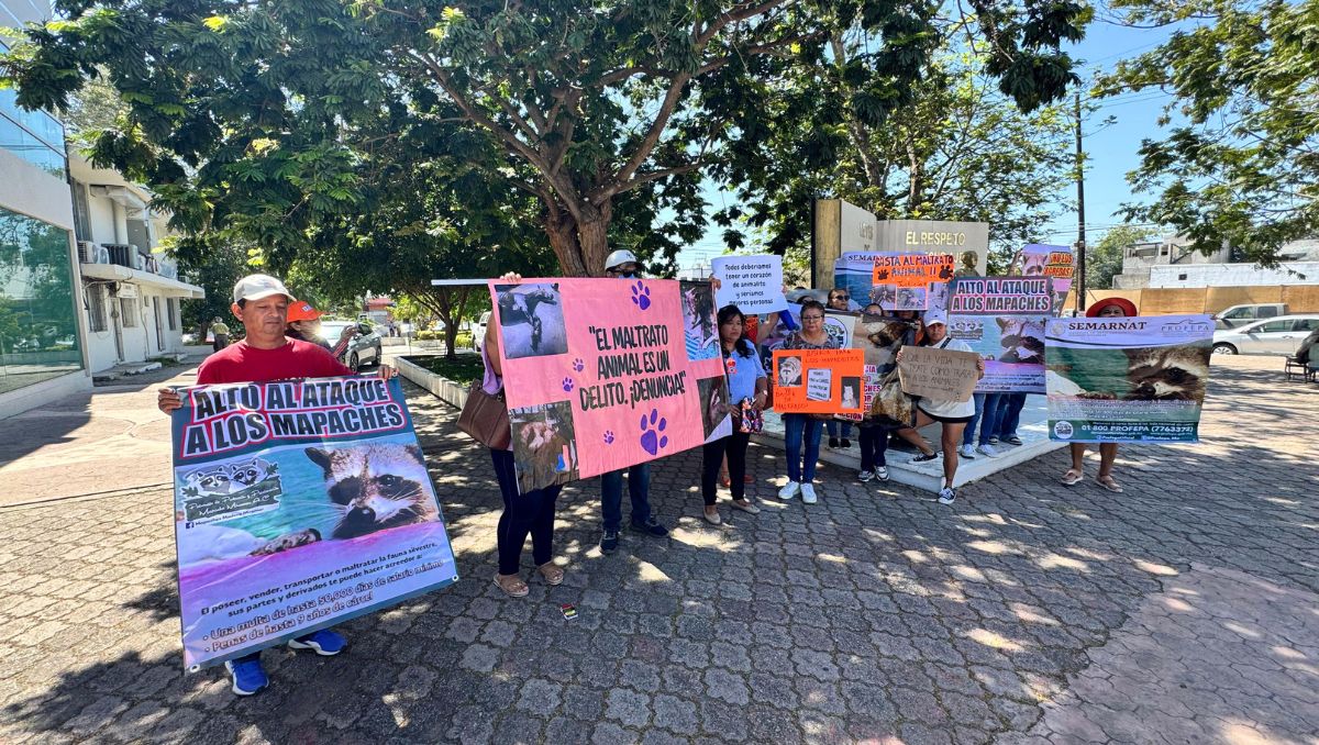 Los animalistas se manifestaron frente al palacio municipal de Ciudad Madero. (Mario Juárez)