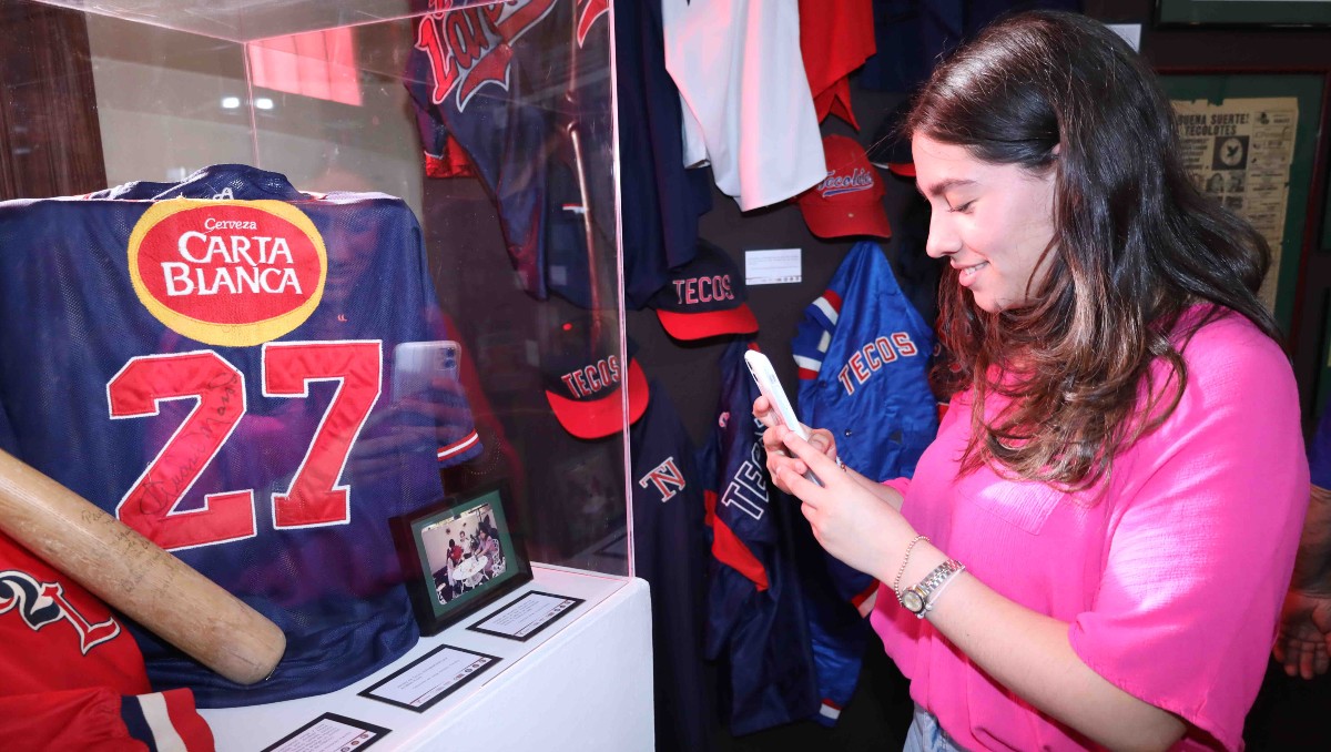 Asistentes a la exposición histórica de los Tecolotes de los Dos Laredos.