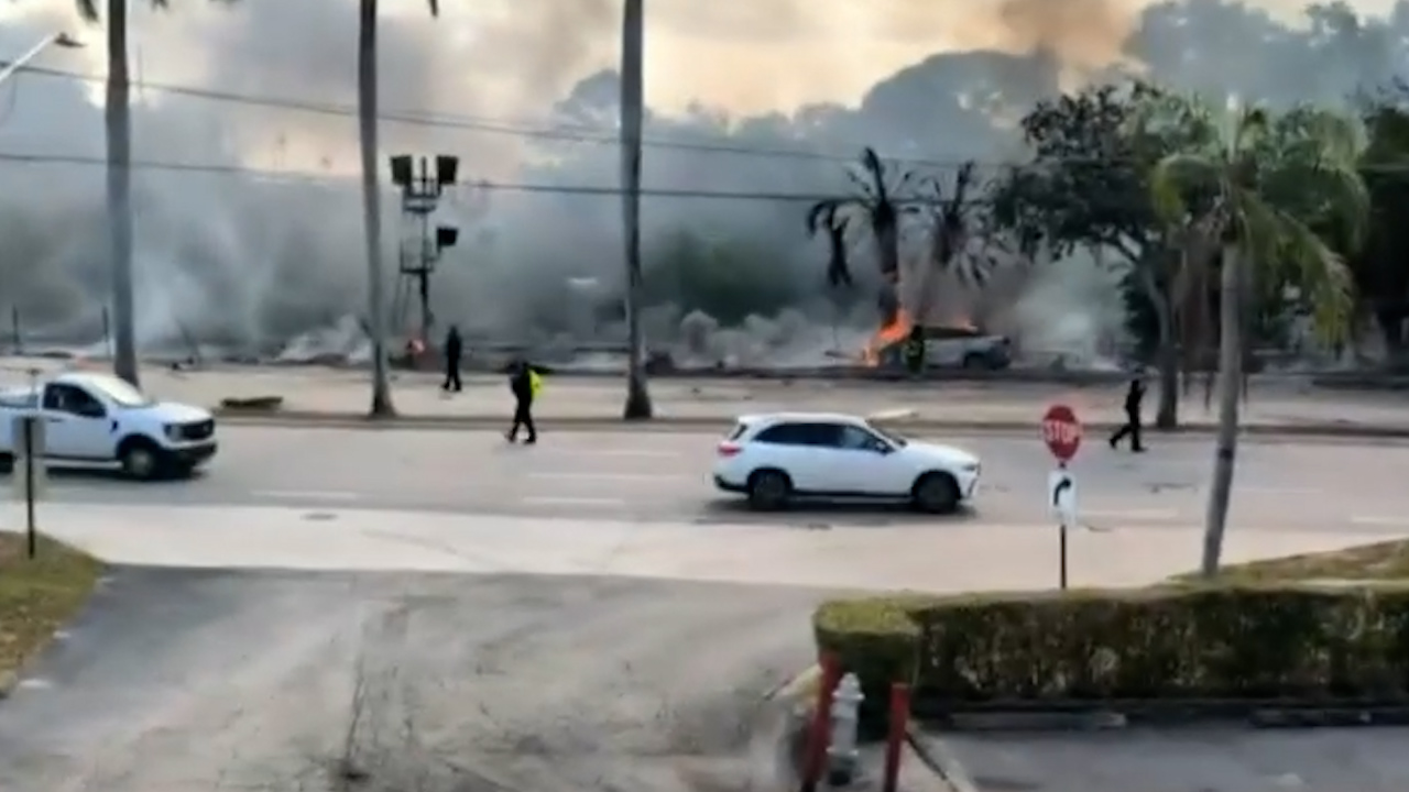 Avioneta se estrella e incendia en Boca Ratón, Florida