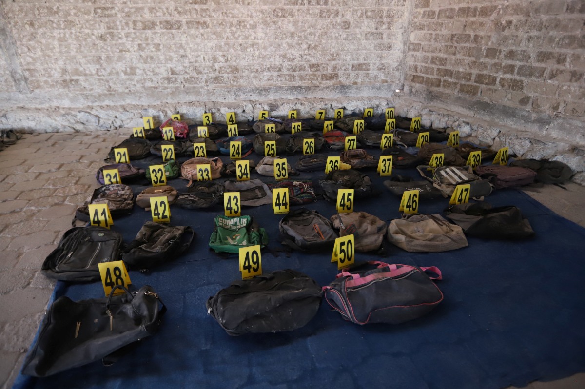 Diversas prendas de vestir, calzado, mochilas y objetos de uso personal fueron localizados al interior del Rancho Izaguirre en Teuchitlán | Reuters