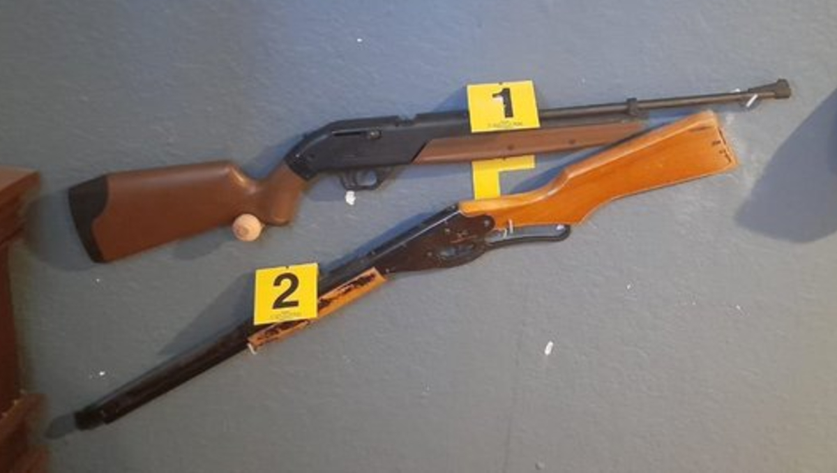 En el domicilio se encontraron dos armas largas de "copitas" (Foto: Cortesía)