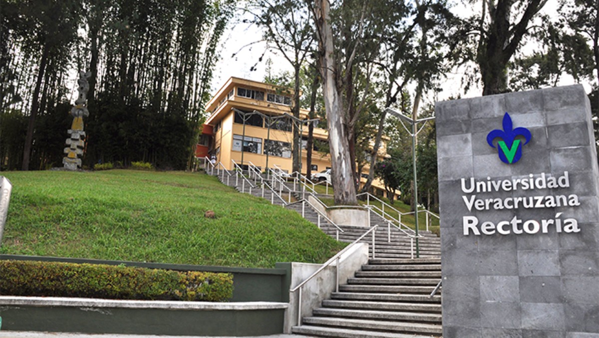 Egresado denuncia cancelación de examen profesional en la UV; dirección responde con fuerza pública | UV