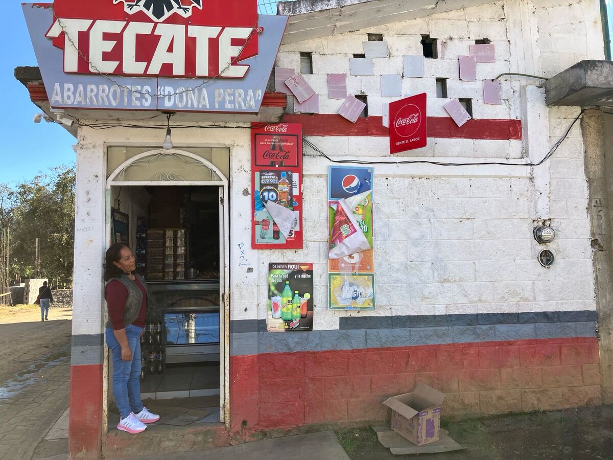 Fachada de la tienda de abarrotes que da entrada a la casa de Toño | Foto: Federico Mastrogiovanni