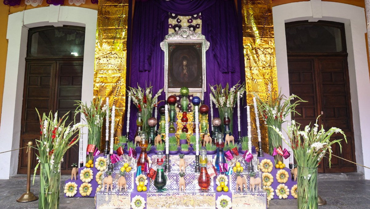Inauguran tradicional Altar de Dolores en Casa de Cultura, en Puebla | EsImagen