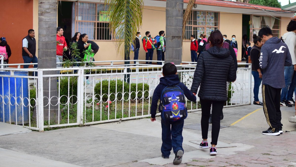 Más de un millón de estudiantes en Puebla salen de vacaciones | EsImagen
