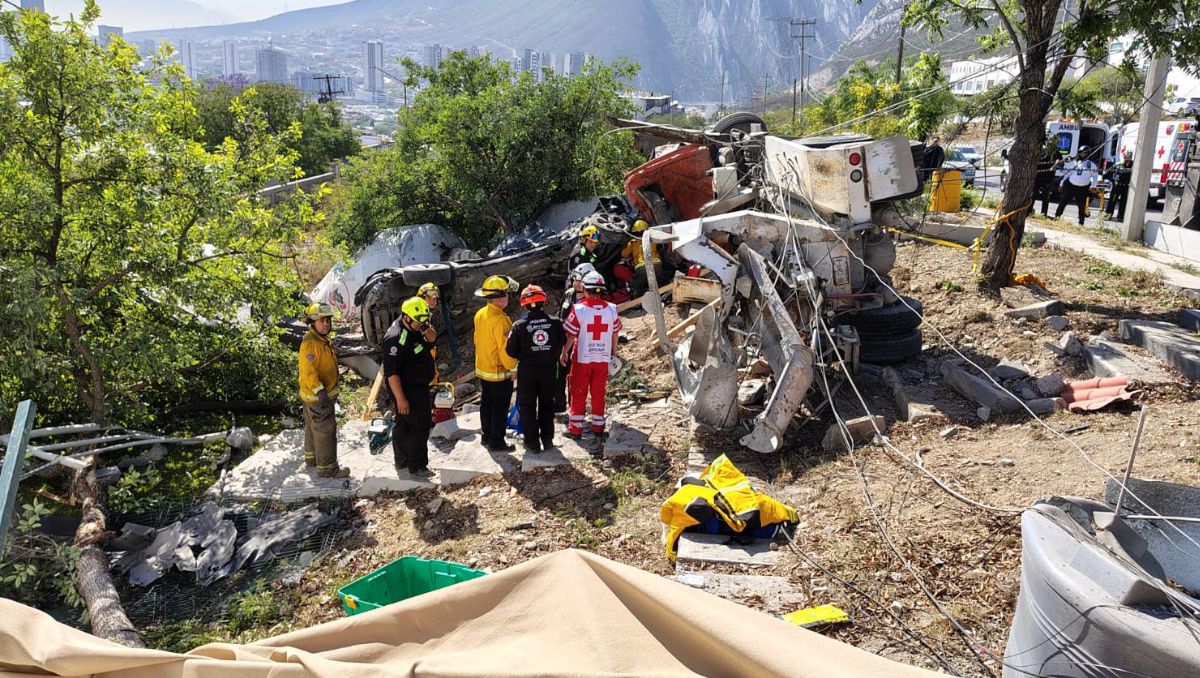 Personal de Grupo Jaguares realizaron labores de rescate para auxiliar al chofer, quien tiempo después perdió la vida / Agustín Martínez.