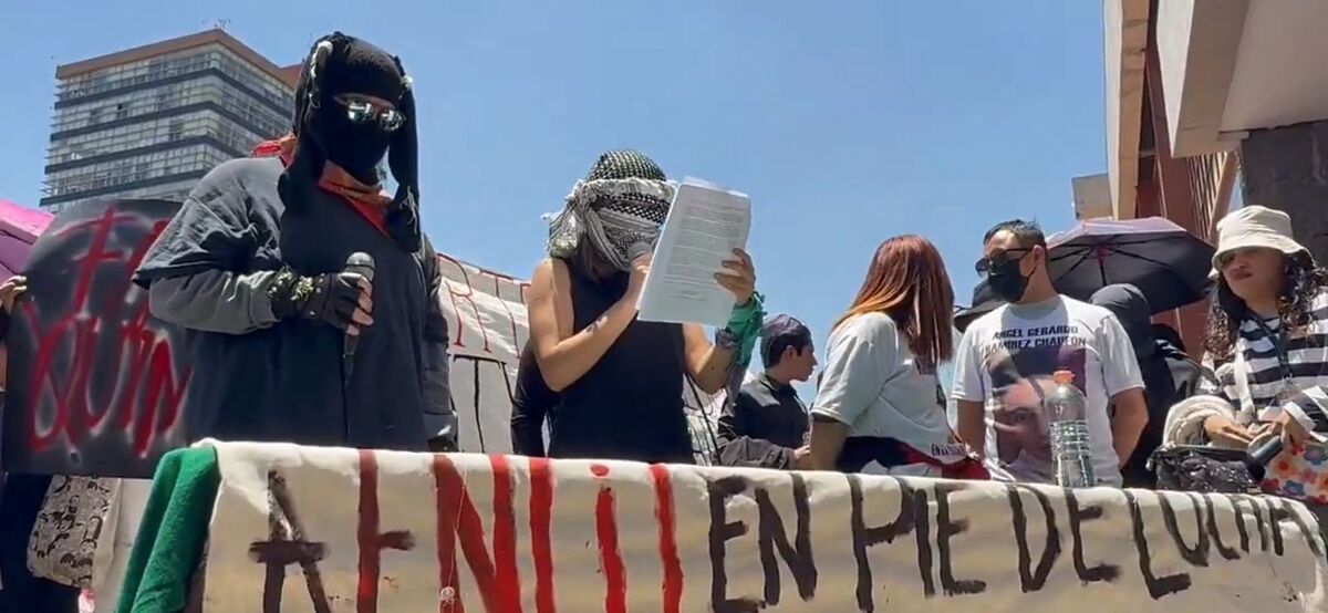Se realizó una rueda de prensa frente a biblioteca central en CU