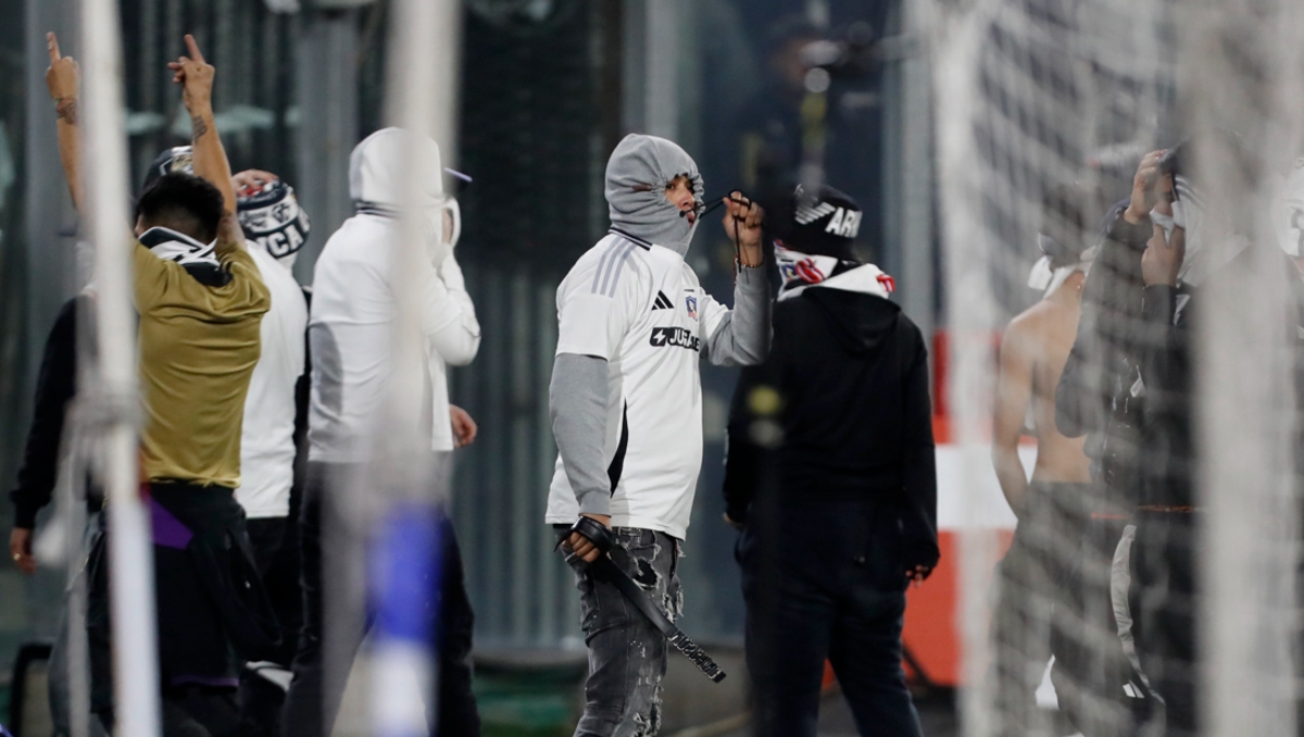 Universidad de Chile vs Colo Colo es suspendido por los actos de violencia (EFE)