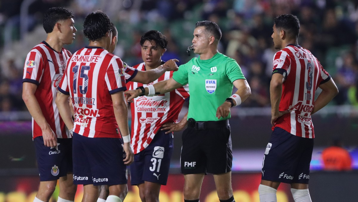 Árbitro Fernando Hernández es criticado por polémica en Mazatlán vs Chivas (Imago7)
