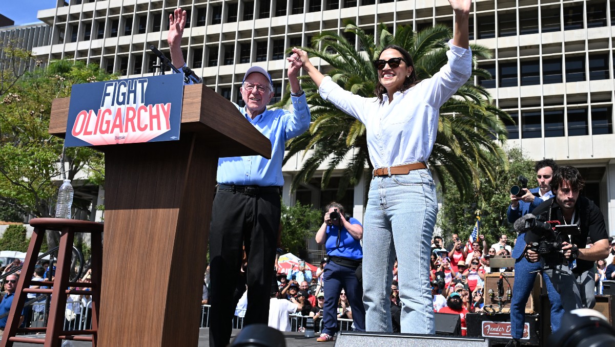 Bernie Sanders prosigue cruzada contra la "oligarquía" congregando a miles en Los Ángeles. (Foto: AFP)