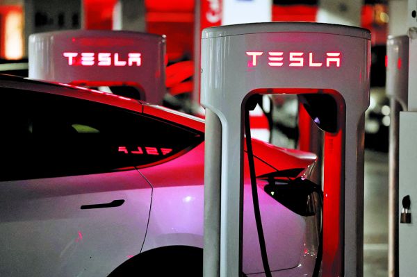 Compañías como Tesla continúan enfrentando pérdidas. Reuters