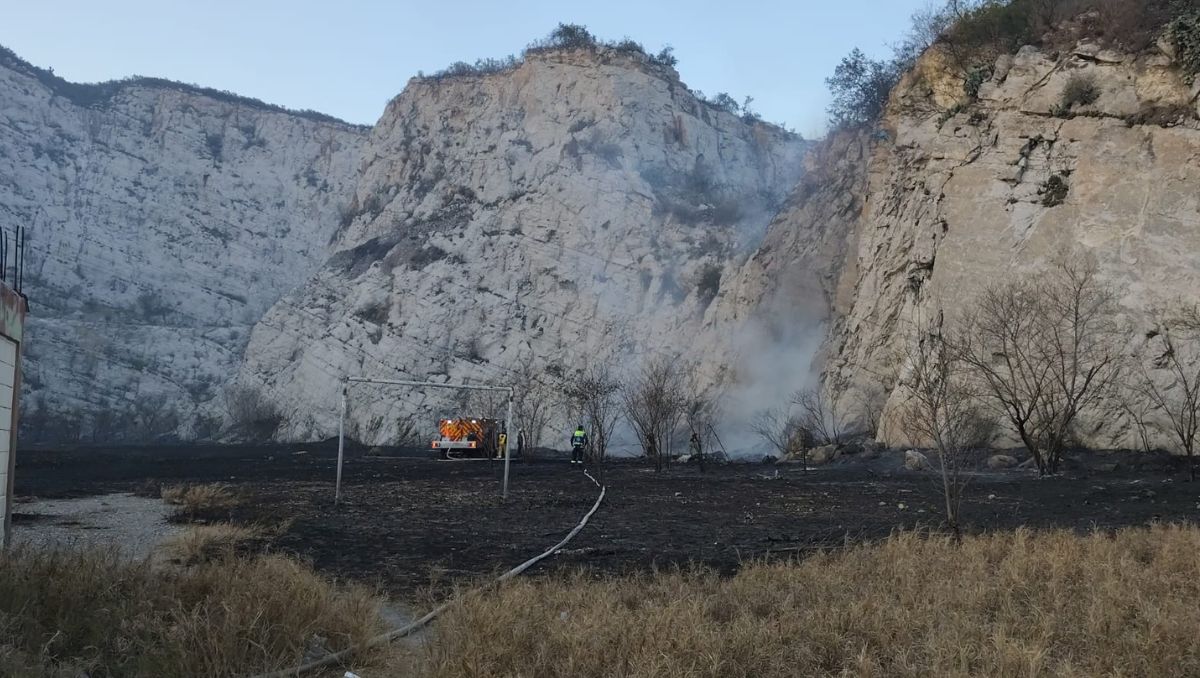 El fuego consumió basura acumulada, madera y pastizal. | Especial