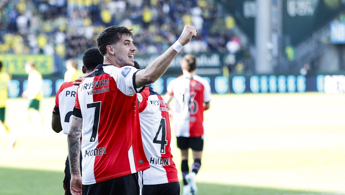 Jakub Moder marca doblete en triunfo del Feyenoord (AFP)