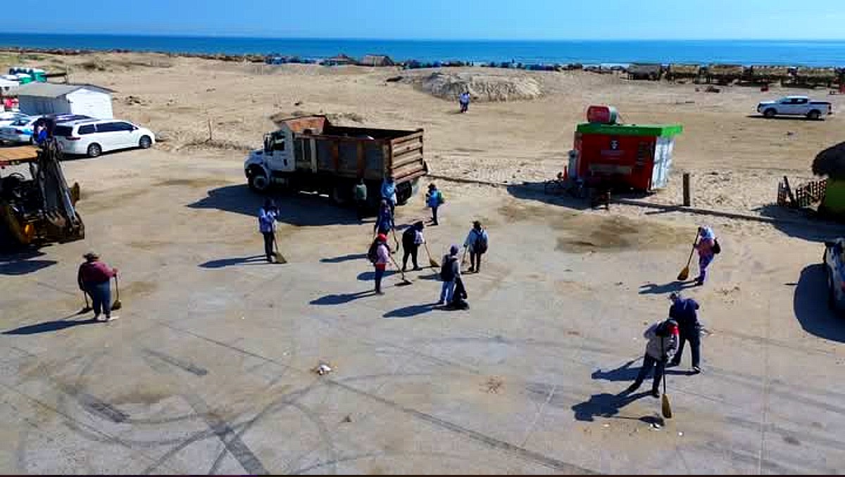 Servicios públicos limpia Playa Miramar en menos de tres horas.