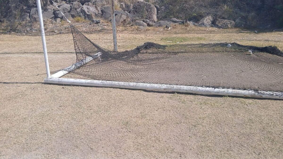 El accidente ocurrió cuando el menor se encontraba solo frente a la portería. | Especial