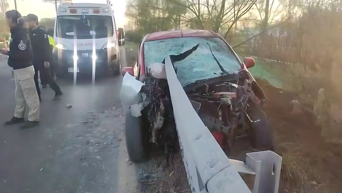 El barandal metálico se incrustó en el automóvil March rojo | Especial