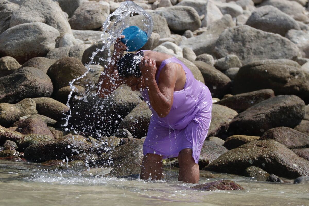 Beber agua y tomar baños agua fría son algunas de las recomendaciones para combatir el calor | Cuartoscuro