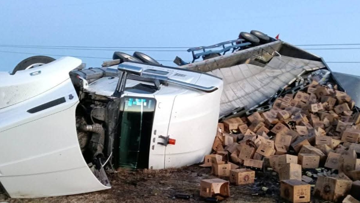 El camión cervecero volcó tras impactar de frente contra un auto sobre la carretera México-Tuxpan