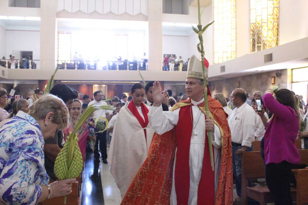 En su mensaje, el obispo destacó que esta procesión e ingreso al templo es una forma de expresar públicamente “nuestro amor a Cristo”.| Roberto Amaya