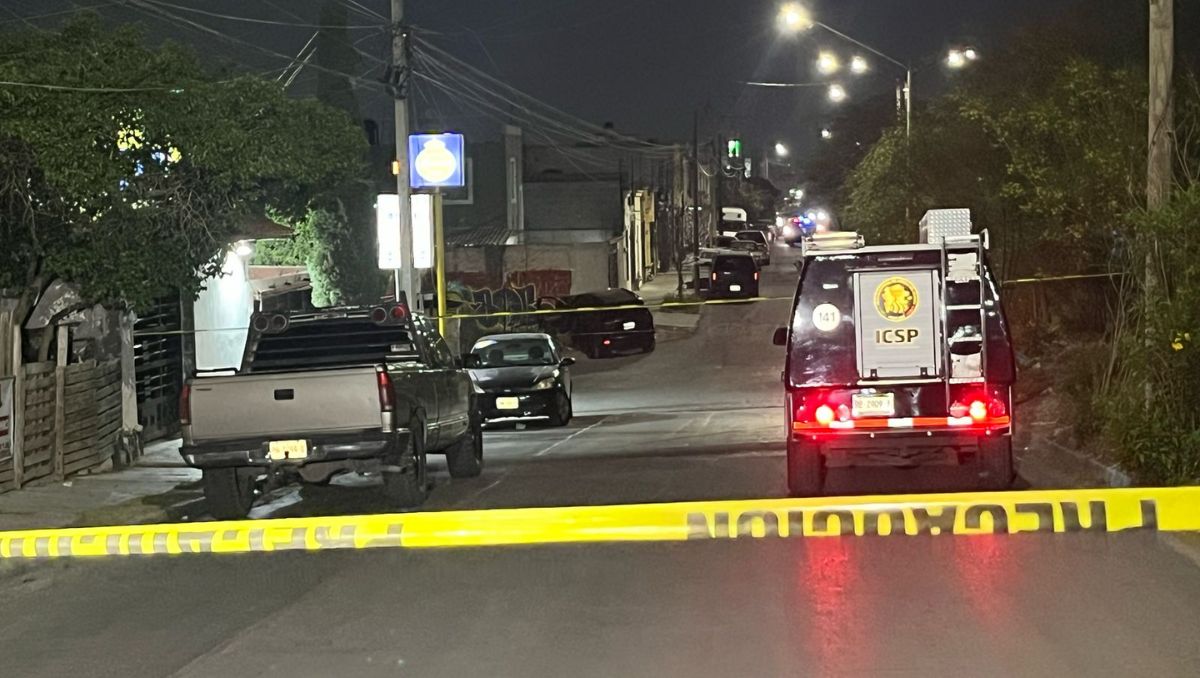Vecinos reportaron al 911 disparos y una camioneta que se había impactado contra una barda | Susana Paredes