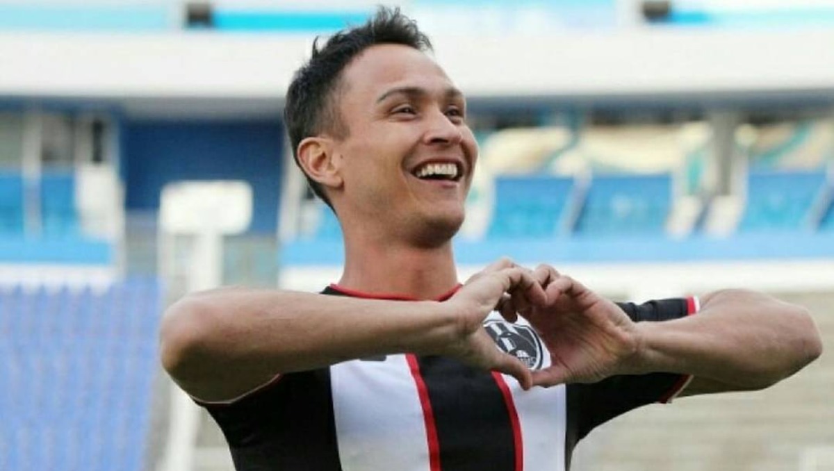 Actor de 'Club de Cuervos' explota contra el Santos Laguna