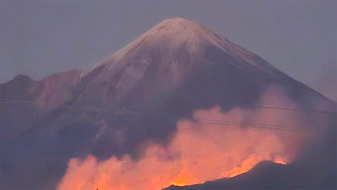 Habitantes de Chalchicomula se unen a brigadas para combatir el incendio en el Citlaltépetl