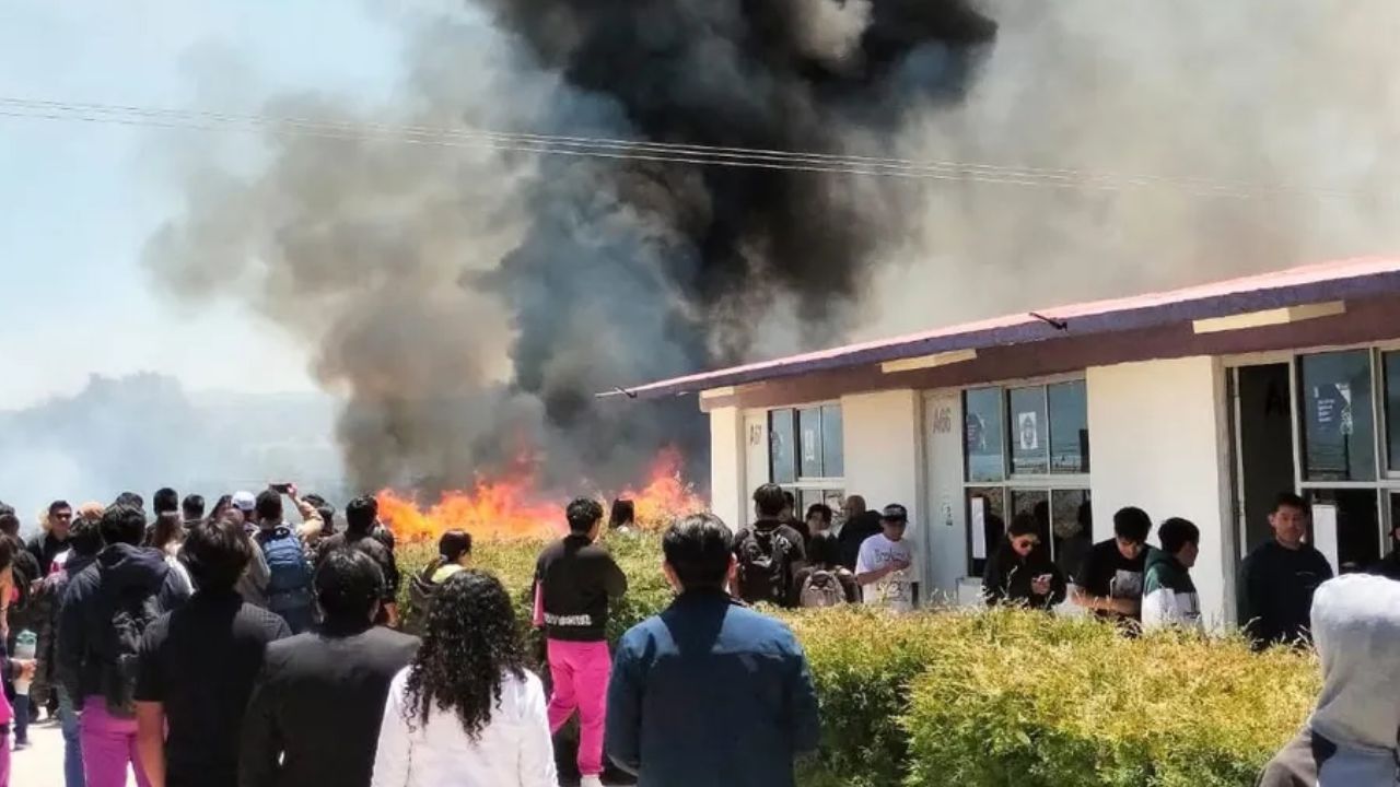 En Hidalgo, evacuan a estudiantes y personal de la UPP por incendio forestal