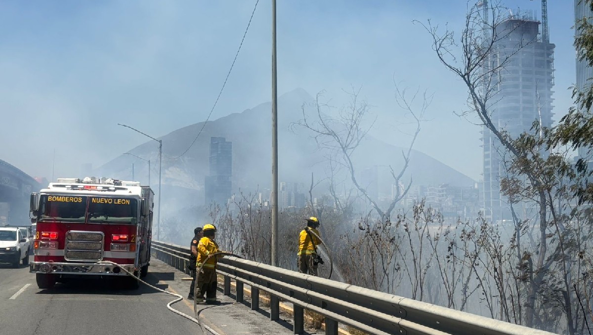 Se incendia el río Santa Catarina en Monterrey / Pedro Delgado
