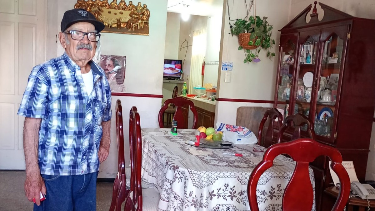 La vivienda del señor, de 85 años, se quedó sin luz tras quemarse todo el sistema eléctrico. Foto: Susana Paredes