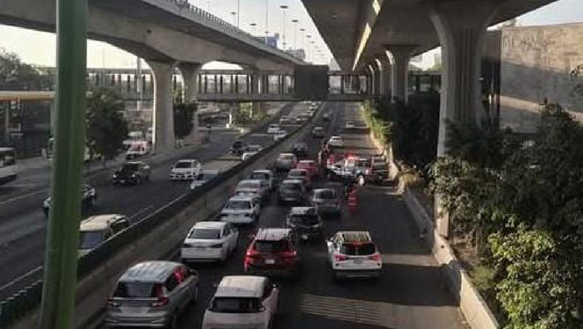 Bloquean carriles centrales del Periférico Norte en espera de peritos para levantar el cuerpo. Foto: (Especial)