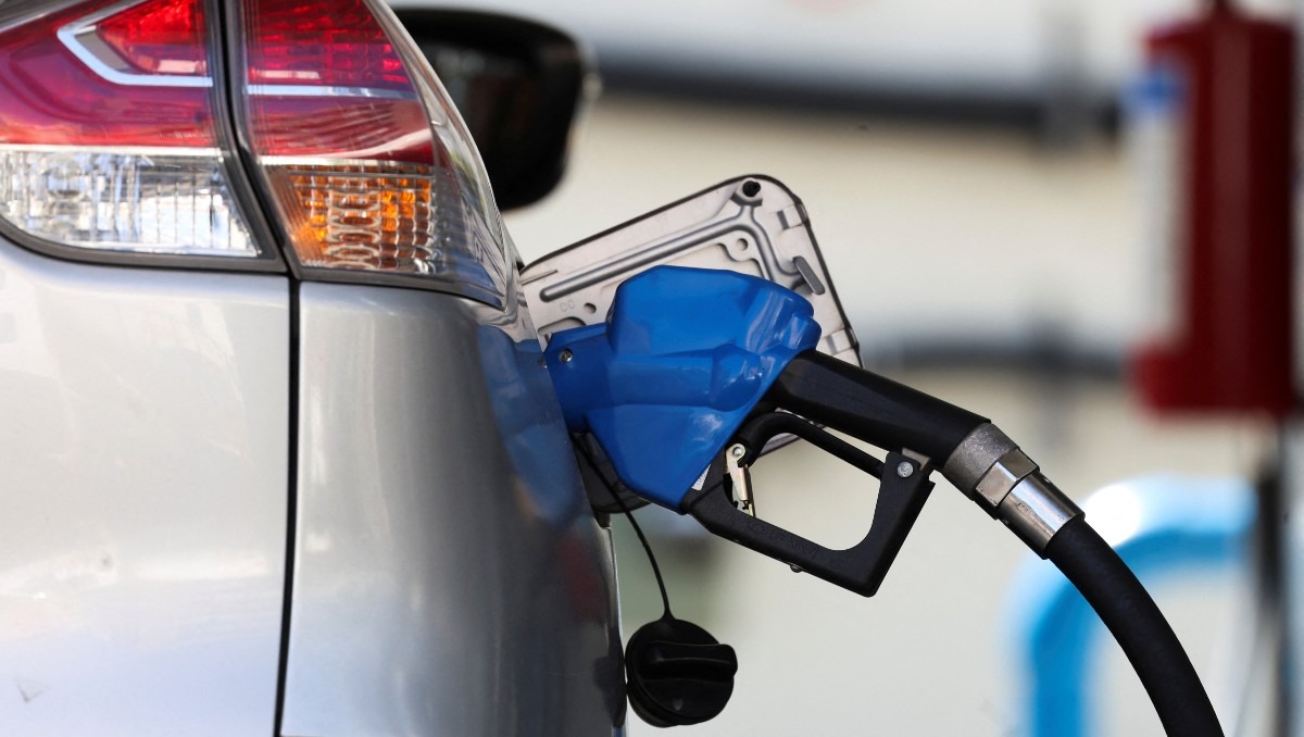 Carro siendo caragdo de gasolina. Foto: Reuters