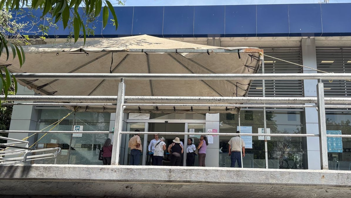 No los dejan siquiera entrar: usuarios del SIAPA son devueltos en la puerta de las instalaciones (Foto: Fátima Briceño)