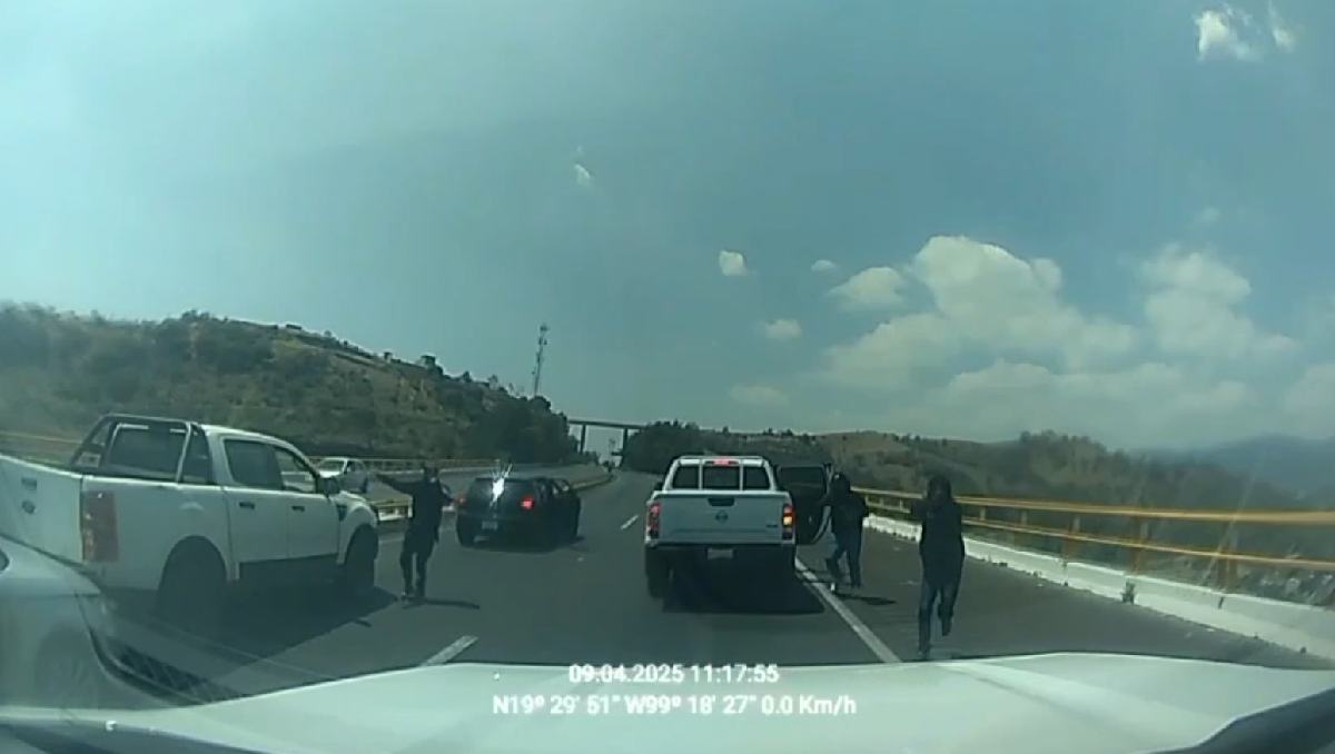 Los delincuentes cierran el paso a automovilistas en la Chamapa Lechería para asaltarlos. Foto: (Especial)