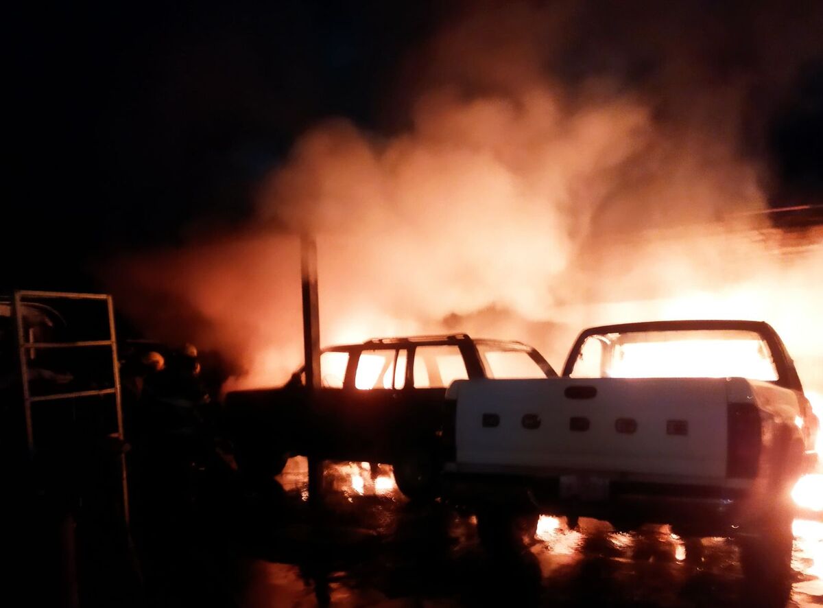 Dos camionetas terminaron calcinadas por el incendio. | Especial