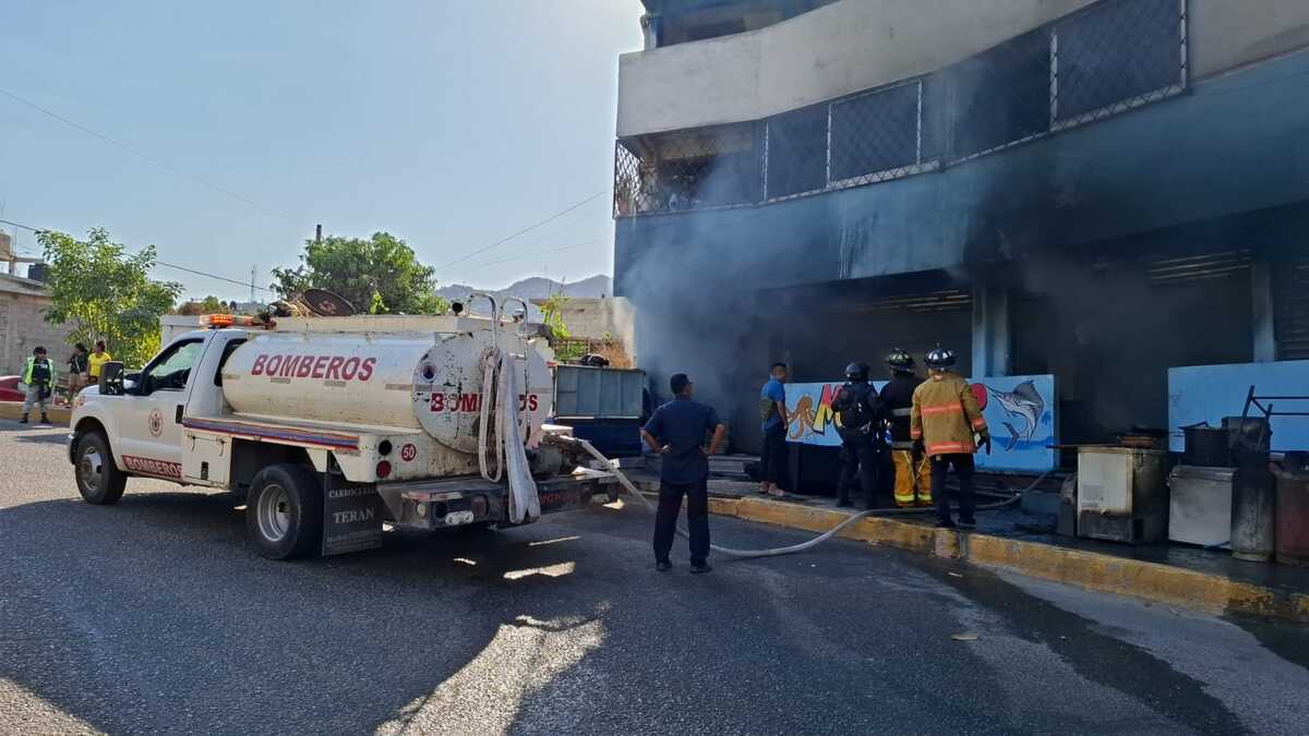 Un grupo de hombres presuntamente prendieron fuego a un restaurante de mariscos en Acapulco. | Foto: Especial