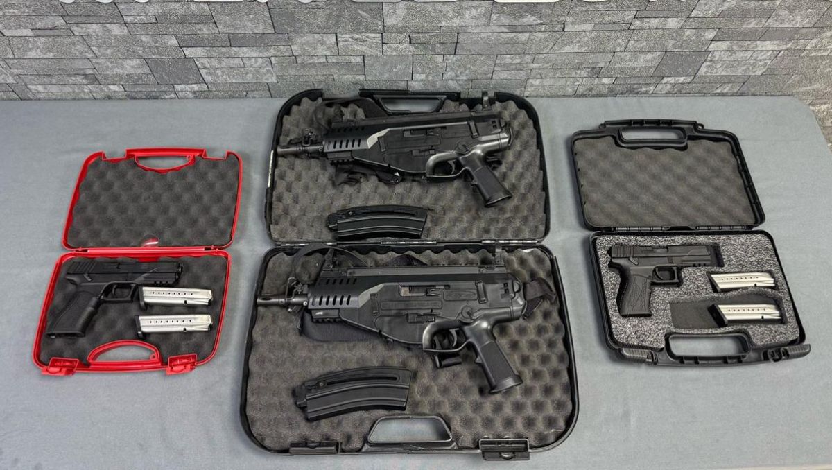 En los hechos fueron aseguradas cuatro armas con sus cargadores y estuches. | Especial