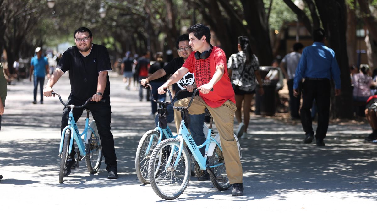 Niños y adultos rentaron bicicletas en Fundidora | Jorge López