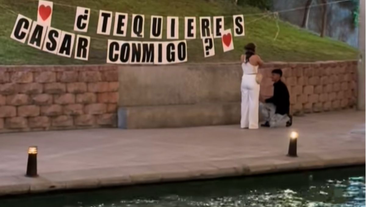 La pedida de matrimonio fue captada en video por personas que se encontraban en Paseo Santa Lucia. | Especial