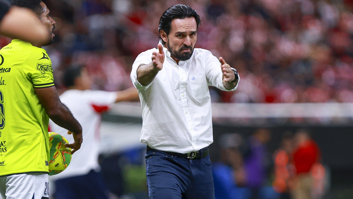 El técnico rojiblanco se enfoca desde ya en el próximo Clásico Tapatío (Foto: MexSport)