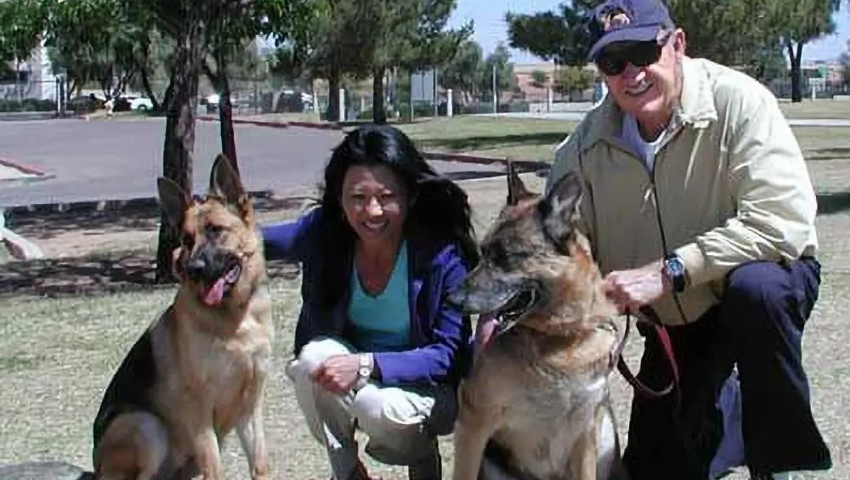 Gene Hackman y su esposa Betsy Arakawa junto a sus perros | Redes Sociales
