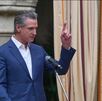Newsom dice que los aranceles han resultado en miles de millones de dólares en daños en California.AP