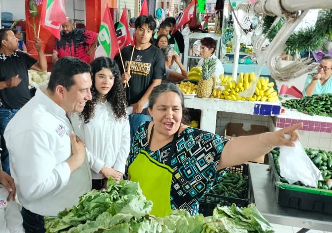 Raúl Meraz, fue recibido con muestras de apoyo por parte de locatarios. (Especial)