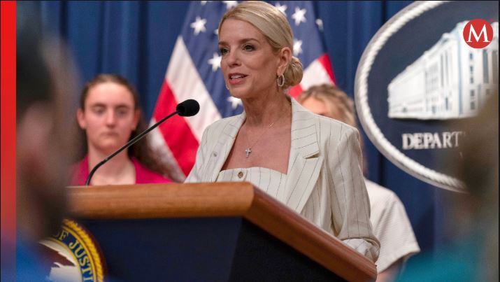 La secretaria de Justicia de Estados Unidos Pam Bondi en conferencia de prensa en la sede de su departamento en Washington.