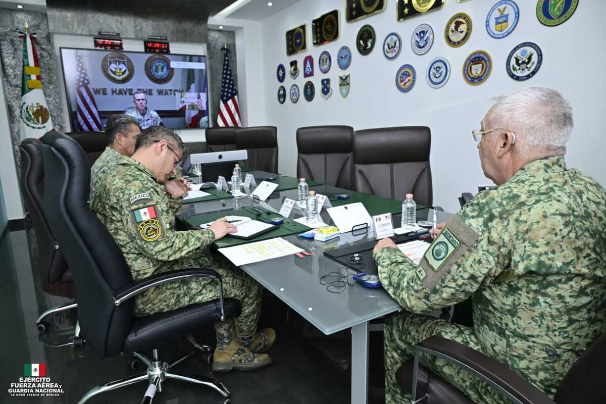 El secretario de la Defensa Nacional en videollamada con el comandante  del Comando Norte de EU. | Foto: Defensa