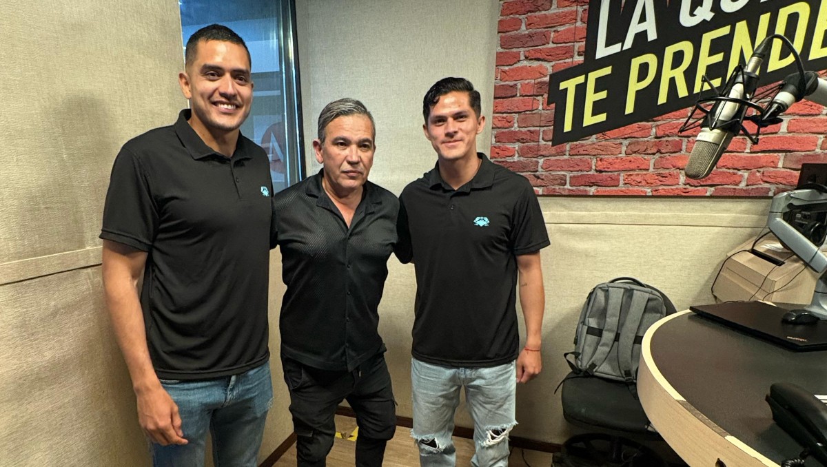 Sergio Flores y Néstor Corona en la cabina de La Caliente.