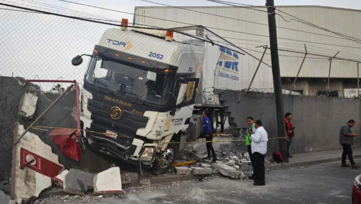 Al sitio arribaron elementos de Tránsito y Protección Civil de Monterrey. Francisco Zúñiga
