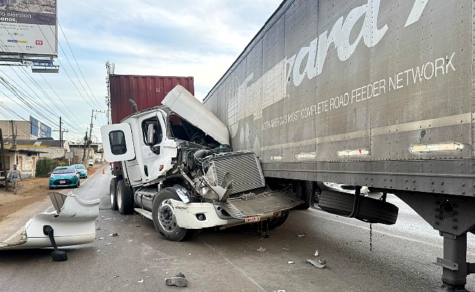 Tráiler choca por quedar sin frenos en Avenida de la Industria de Altamira. (Alberto Cano)