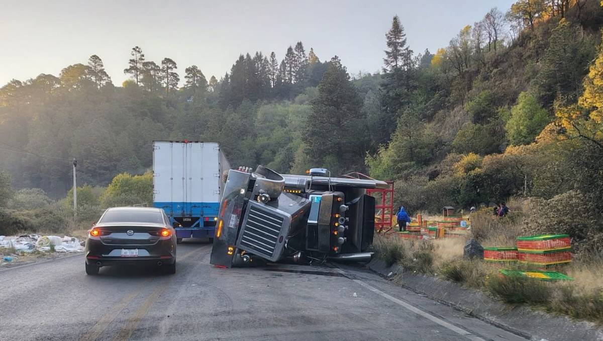 Volcadura de tráiler en la Toluca-Naucalpan deja al menos dos lesionados. | Foto: Abadiel Martínez